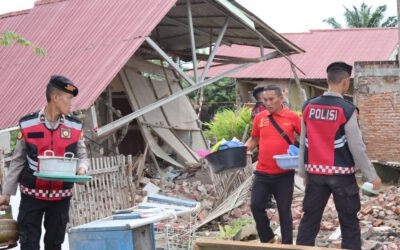 Polri Peduli Masyarakat, Personel Dit Samapta Polda Bengkulu Bantu Warga Bersihkan Rumah Roboh Pasca Gempa 6,3 SR